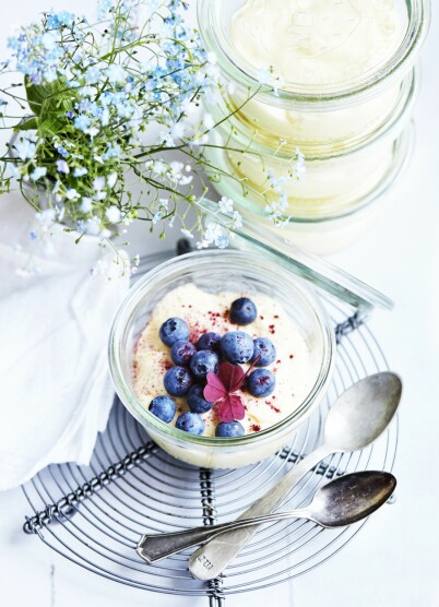 Dette er en fløyelsmyk dessert med et herlig syrlig piff av sitron og blåbær. FOTO: Betina Hastoft Dette er en fløyelsmyk dessert med et herlig syrlig piff av sitron og blåbær. FOTO: Betina Hastoft